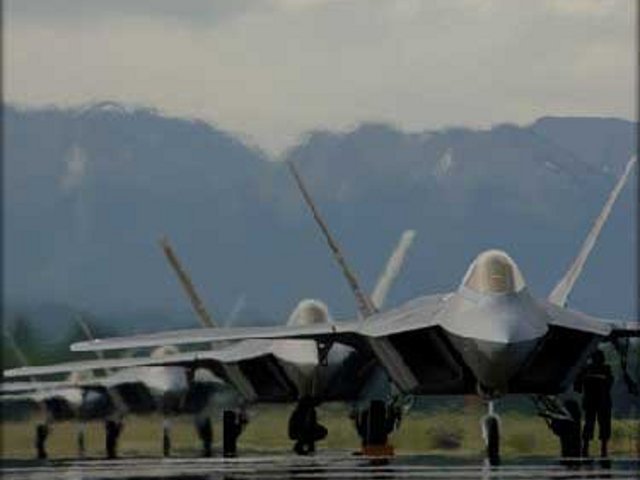 Министерство ВВС США наложило запрет на полеты всего флота истребителей-"невидимок" F-22 Raptor из-за выявленных проблем в системе обеспечения пилотов кислородом