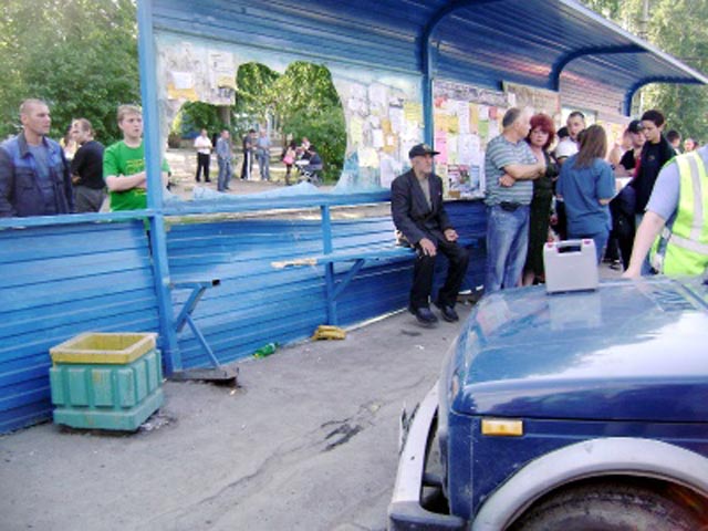 Пять человек пострадали в результате ДТП в Екатеринбурге - автомобиль "Нива" врезался в людей, стоявших на автобусной остановке