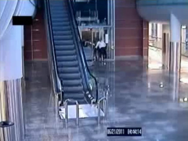 Инцидент произошел в 04:44. Ребенок, стоя у лифта вместе с матерью, засунул руку в щель между дверью лифта и косяком дверного проема. Оказавшийся в этот момент рядом уборщик блокировал двери лифта и пытался помочь ребенку