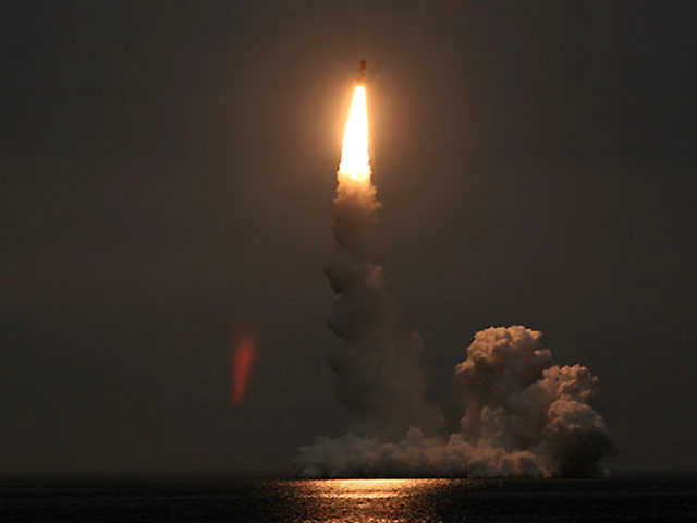 Первый испытательный пуск межконтинентальной баллистической ракеты (МБР) "Булава" со штатного носителя - атомной подводной лодки (АПЛ) 4-го поколения "Юрий Долгорукий" - признан успешным