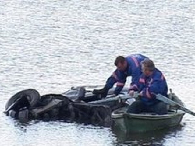 Очевидец в Приморье спас двух взрослых и двух детей из тонущего в озере автомобиля, один ребенок остался в салоне и утонул