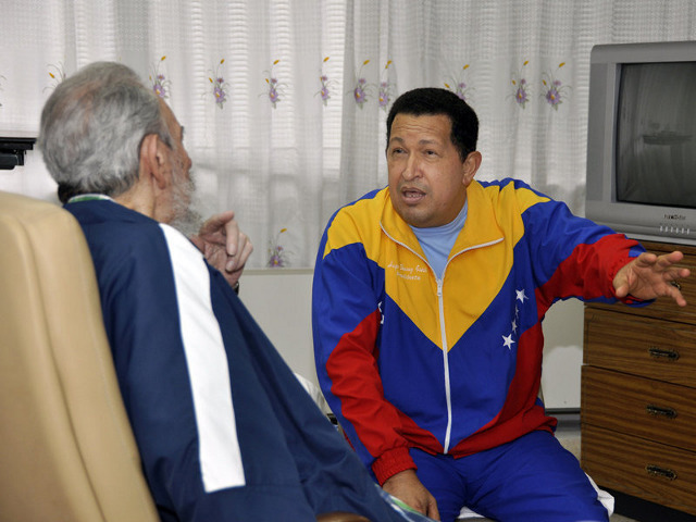 Венесуэльское телевидение показало видеоматериал о встрече главы государства Уго Чавеса с кубинским лидером Фиделем Кастро