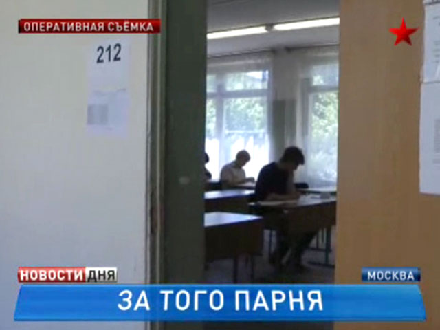 Шесть человек, работавших в системе образования, уволены в Москве из-за случая, когда в школе номер 958 за выпускников ЕГЭ сдавали студенты