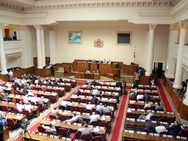 Парламент Грузии в пятницу в окончательном, третьем слушании принял пакет законодательных изменений, который предусматривает выдачу "легитимно проживающим" в Абхазии и Южной Осетии лицам "нейтрального удостоверения личности" и "нейтральных проездных докум