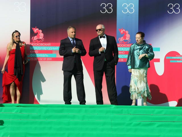 33-й Московский международный кинофестиваль посетили более 60 тысяч человек, заявил перед торжественной церемонией закрытия ММКФ президент киносмотра Никита Михалков