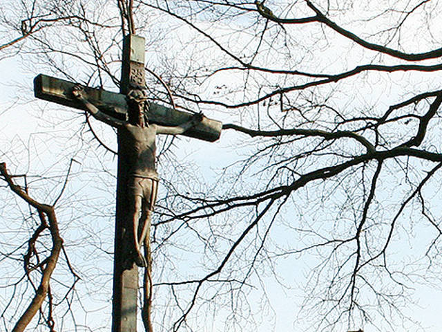 Неизвестные в Киеве уничтожили крест на месте, где планируется возведение римско-католического храма