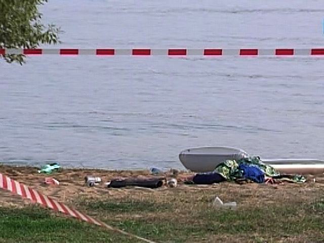 На Крестовском острове в Санкт-Петербурге водный мотоцикл вылетел с Невы на пляж и врезался в группу людей