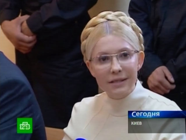Тимошенко наотрез отказывается вставать в суде, а прокурор назвал ее осужденной