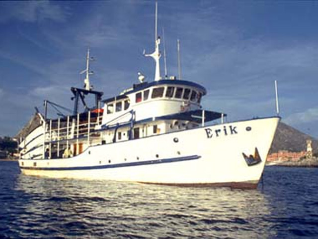 Судно под названием Erick вышло в круиз из мексиканского порта Сан-Фелипе еще в субботу. Команда судна насчитывала 17 матросов-мексиканцев. На борту также находились 38 пассажиров, которые собирались ловить рыбу в Калифорнийском заливе