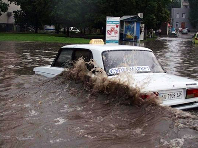 Накануне сильный дождь с грозой и градом прошел в Харькове и его окрестностях