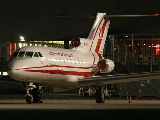 Самолет Як-40 польского правительственного авиаотряда был вынужден вернуться на аэродром Океньче в польской столице из-за разгерметизации кабины пилотов