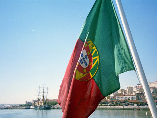 Международное рейтинговое агентство Moody's Investors Service снизило долгосрочный кредитный рейтинг облигаций Португалии до Ba2 с Baa1, то есть ниже инвестиционного уровня