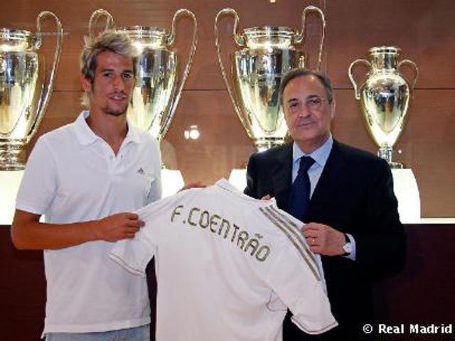 Португалец Фабиу Коэнтрау перешел в мадридский "Реал" и стал вторым по стоимости защитником в истории футбола, уступив только англичанину Рио Фердинанду. "Королевский клуб" заплатил за "Бенфике" за 23-летнего игрока обороны 30 миллионов евро