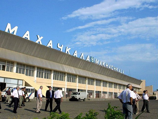 Пассажирский авиалайнер Ту-154 совершил аварийную посадку в аэропорту Махачкалы