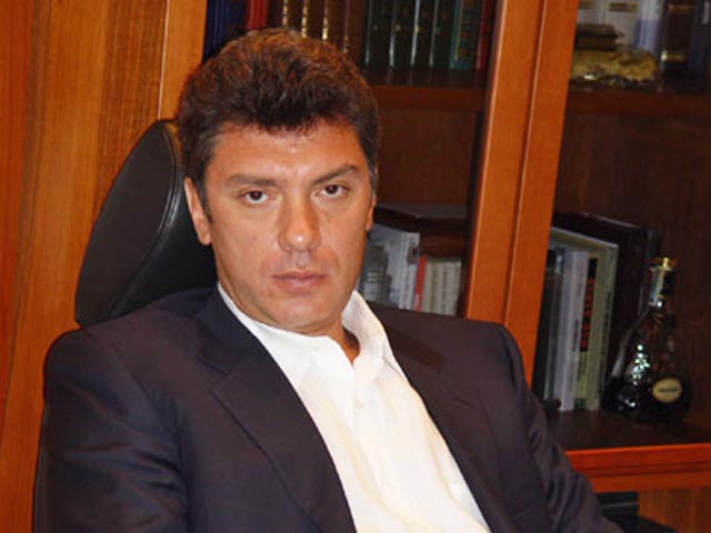 Адвокат Немцова спровоцировал скандал, объявив политика невыездным. Приставы все равно его везде пускают