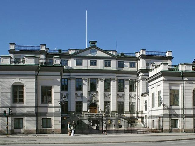 Верховный суд Швеции одобрил ранее принятое городским судом Стокгольма решение, что дипломатическая недвижимость России в этой стране может попасть под арест и уйти с молотка