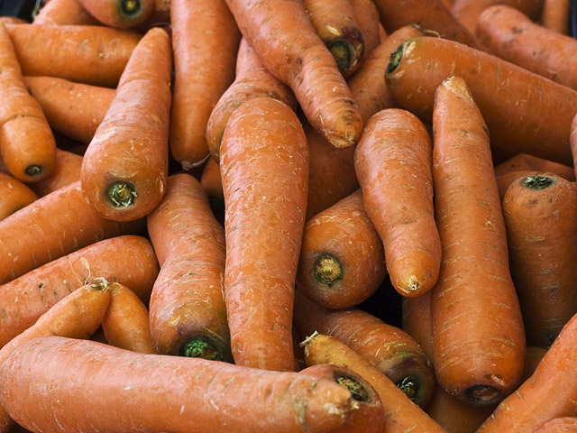 Сотни тонн "некрасивой" моркови, свеклы и прочих овощей общей стоимостью 6 млрд долларов выбрасывается на свалку ежегодно в одной лишь Швеции