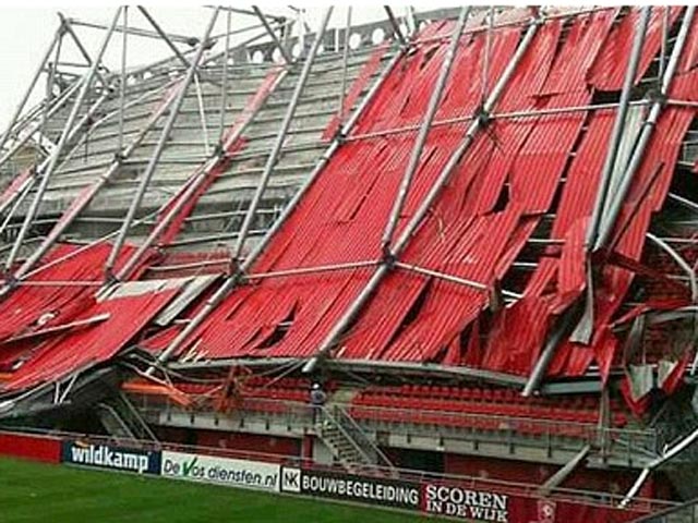 Крыша стадиона Grolsch Veste в городе Энсхеде, на котором играет популярный в Нидерландах клуб "Твенте", частично обрушилась во время проведения строительных работ