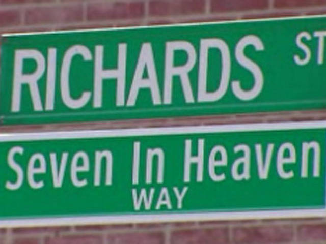 Организация "Атеисты Нью-Йорка" требует переименовать переулок, названный "Семеро на небесах" - в честь семерых пожарных, погибших в результате терактов