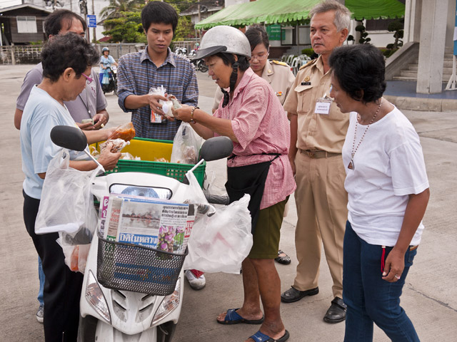 Избирательная комиссия Таиланда расследует дело о раздаче жареной лапши в обмен на голоса избирателей
