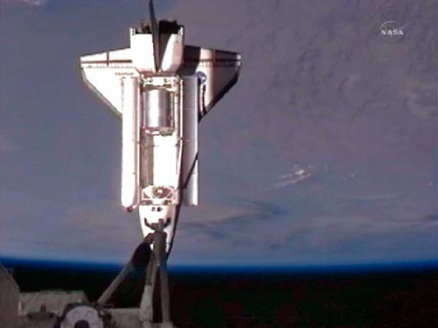 Американский корабль многоразового использования Atlantis с четырьмя астронавтами в воскресенье причалил к Международной космической станции (МКС)