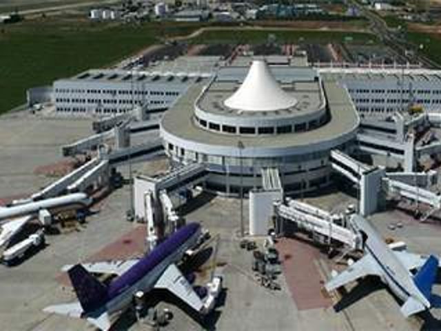 Около 150 пассажиров чартерного рейса Анталия:Самара более 6 часов находятся в аэропорту, боясь вылетать в Россию на самолете, который, по их словам, загорелся перед вылетом