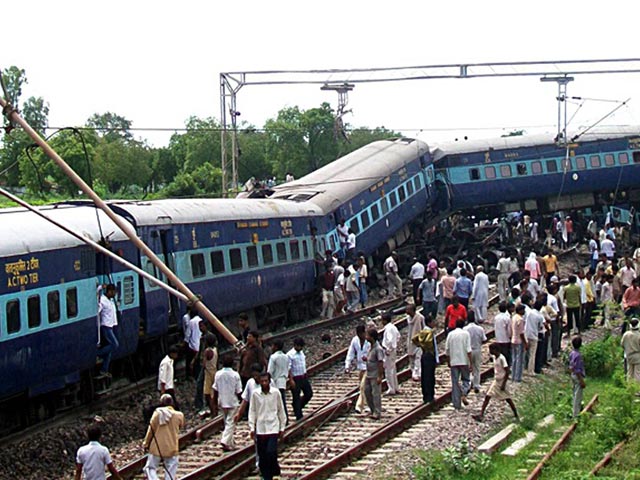 В результате железнодорожной катастрофы в Индии погибли 53 человека, более 250 получили ранения