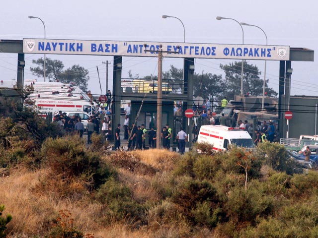 Серия мощных взрывов произошла в понедельник утром на территории военно-морской базы в южной части Кипра