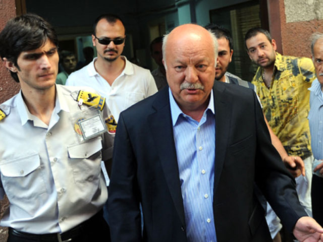 Турецкая полиция задержала руководителя футбольного клуба "Трабзонспор" Садри Шенера по подозрению в причастности к организации договорных матчей