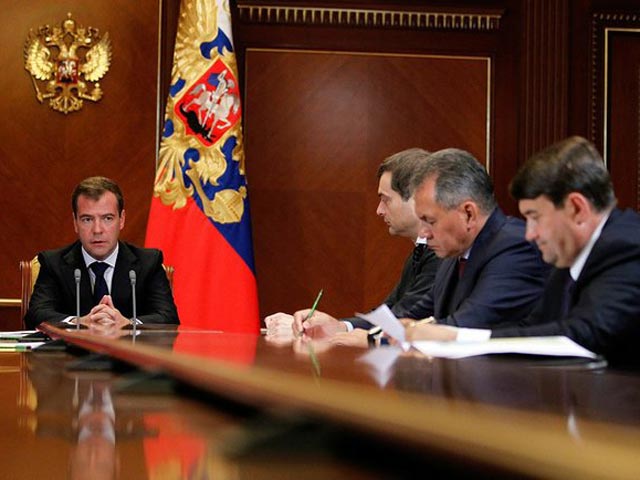 После жесткой посадки Ан-24 на реку Обь президент Дмитрий Медведев высказал мнение, что полеты таких самолетов следует прекратить, как и эксплуатацию Ту-134, один из которых недавно разбился в Карелии