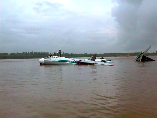 По уточненным данным МЧС, шесть человек погибли при аварийной посадке Ан-24 на реке Обь в Томской области, судьба одного неизвестна