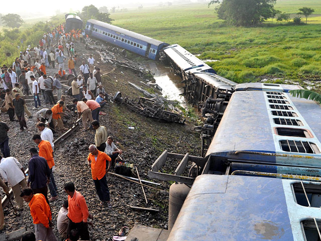 Число жертв при крушении пассажирского поезда в Индии возросло до 80 человек, ранения получили более 350 человек