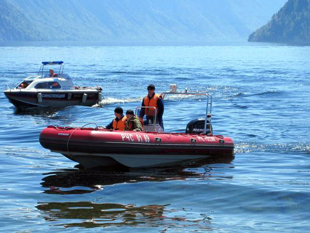 Большая моторная лодка перевернулась и затонула в понедельние вечером на Телецком озере в Республике Алтай