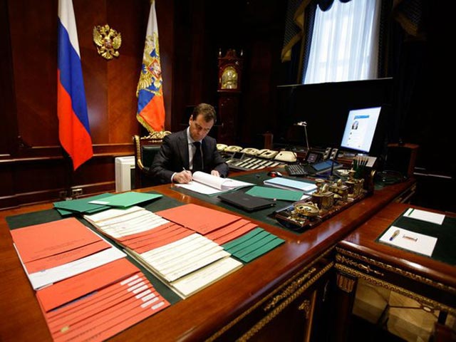 Президент России Дмитрий Медведев не торопится увольнять генералов-"бунтовщиков" из Генштаба, подавших рапорты об отставке
