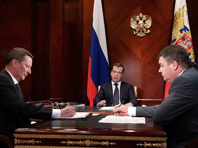 Президент Дмитрий Медведев позволил Министерству обороны в случае завышения цен отечественными предприятиями, производящими военную технику, размещать заказы у других компаний или закупать вооружение за границей