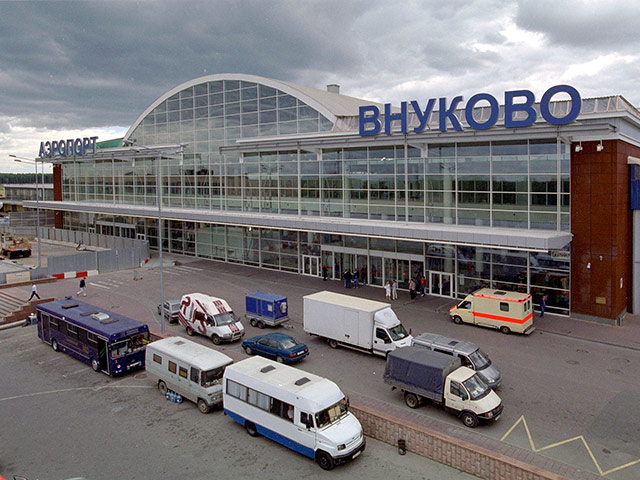 Аэропорт "Внуково" закрыли из-за аварии с самолетом на взлетно-посадочной полосе
