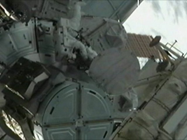 Астронавты пристыкованного к Международной космической станции шаттла Atlantis завершили выход в открытый космос, который стал единственным за нынешнюю экспедицию и последним в истории полетов американских шаттлов
