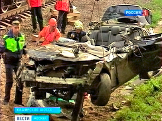 Автомобиль BMW упал на железнодорожные пути на юге Москвы утром в среду