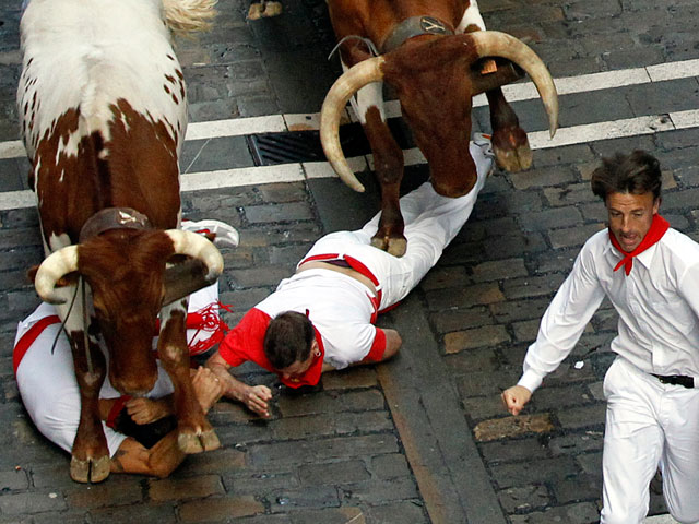 Традиционные забеги быков (так называемые "энсьерро") и людей, рискнувших пробежаться рядом с разъяренными животными по улицам испанского города Памплона, в этом году обошлись без жертв