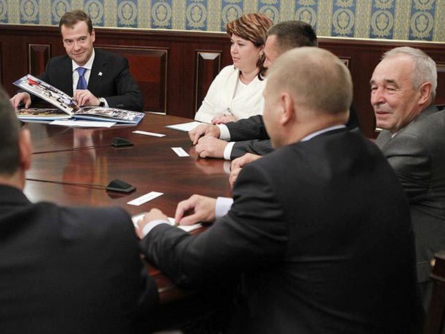 Медведев хочет популяризировать бизнес, а то все хотят быть чиновниками