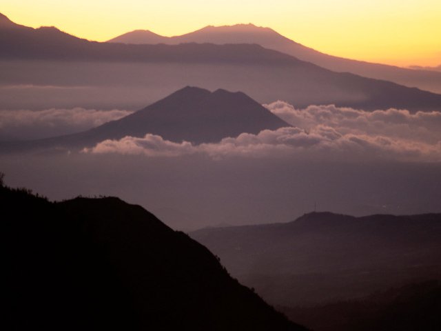 В Индонезии произошло извержение вулкана Локон, расположенного на севере острова Сулавеси