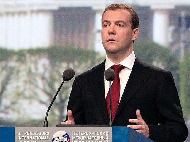 Три недели назад Медведев на Санкт-Петербургском экономическом форуме заявил, что к 2015 году будут приватизированы мажоритарные доли в 20 богатейших госкомпаниях России