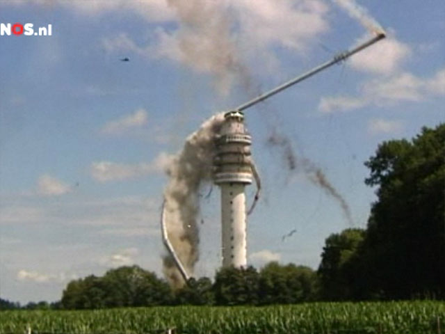 В Нидерландах из-за пожара рухнула 300-метровая телерадиовещательная башня