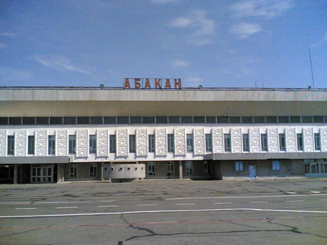 Пассажирский самолет Ту-154, выполнявший рейс из Барнаула в Норильск, совершил в субботу утром аварийную посадку в аэропорту Абакана из-за отказа одного из трех двигателей