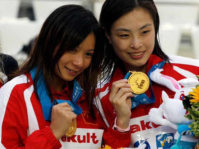 Китаянки Ву Минься и Хе Ци выиграли первый комплект золотых медалей чемпионата мира по водным видам спорта в Шанхае, победив в синхронных прыжках с трехметрового трамплина