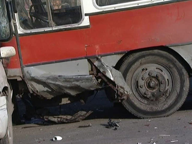 Из-за водителя-эпилептика в городе Прокопьевск Кемеровской области "ПАЗ" с 30 пассажирами съехал с дороги и врезался в трамвайную опору