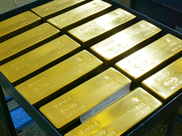 Цена на золото установила новый рекорд, преодолев отметку 1600 долларов за тройскую унцию - важный с психологической точки зрения уровень