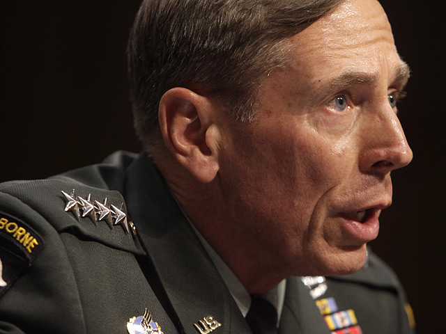 Командующий войсками США и НАТО в Афганистане генерал Дэвид Петрэус официально передал свои полномочия в этой стране американскому генералу Джону Аллену
