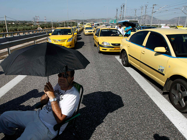 В Греции понедельник начался с очередной забастовки: тысячи владельцев такси устроили акцию протеста, заблокировав автотрассы, ведущие в международный аэропорт Афин