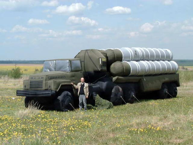 На вооружении российской армии в дополнение к надувным макетам истребителей и танков скоро появятся подобные макеты зенитных ракетных комплексов (ЗРК), имитирующих реальные средства ПВО